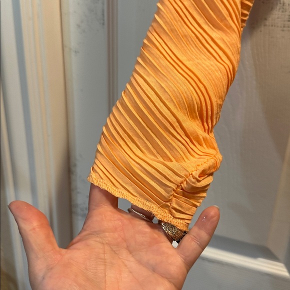 NWT! Urban Outfitters Marietta Light Orange Plisse Ruched Sleeve Top M - Picture 5 of 7